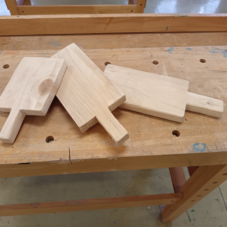 V pracovních činnostech jsme vyrobili kuchyňské prkénko